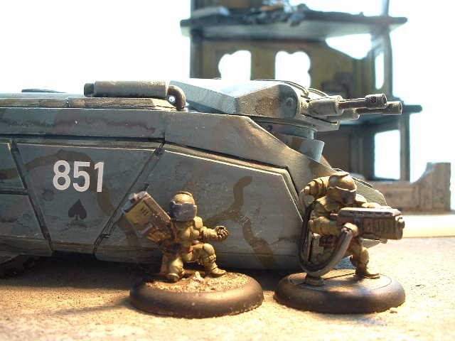 Grenadier und Heavy Pulse Rifle verteidigen einen Sch&uuml;tzenpanzer